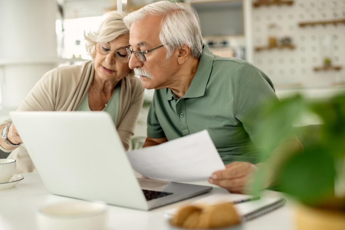 pareja-mayor-analizando-sus-ahorros-mientras-revisa-finanzas-hogar_637285-8378
