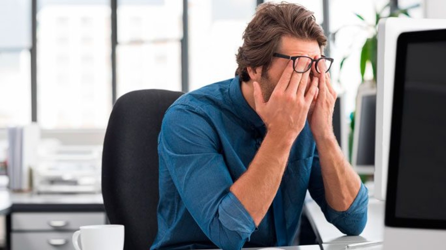 trabajador-cansado-trabajo-oficina-2--684x384