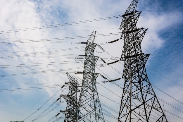 electricidad-alto-voltaje-poste-cielo_1127-3221