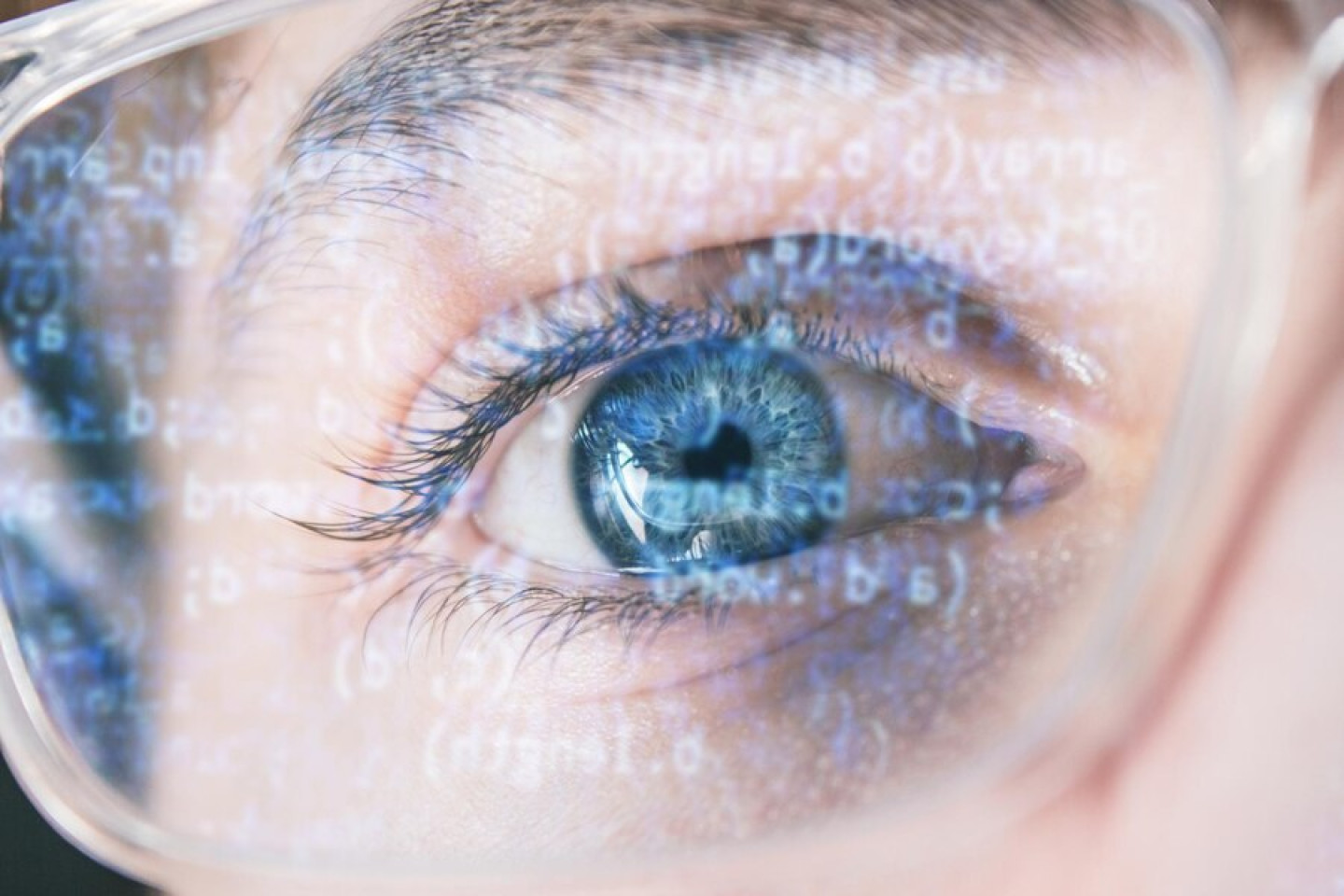 primer-plano-ojo-azul-hacker-gafas-opticas-codigo-datos-reflejado-cristal_181624-60953