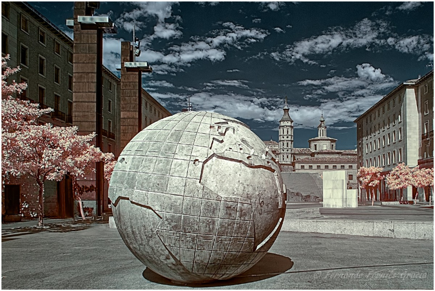 ante-el-mundo-bola-del-mundo-monumento-a-la-hispanidad-en-zaragoza-83044-xl